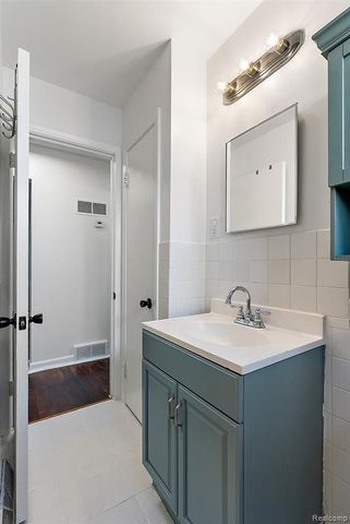 898 E Barrett Avenue, Madison Heights, MI 48071