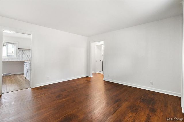 898 E Barrett Avenue, Madison Heights, MI 48071