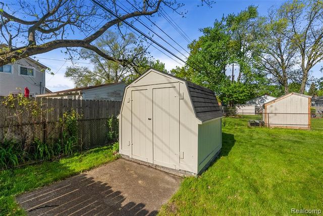898 E Barrett Avenue, Madison Heights, MI 48071