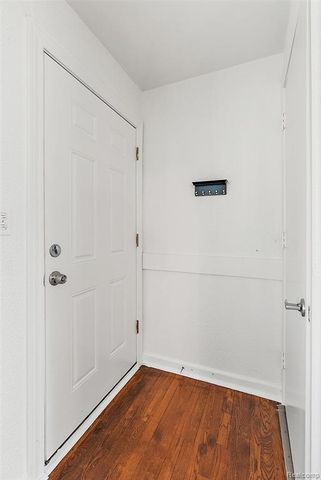 898 E Barrett Avenue, Madison Heights, MI 48071