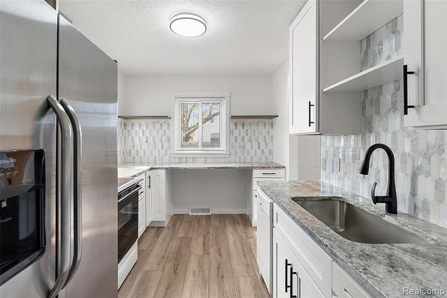 898 E Barrett Avenue, Madison Heights, MI 48071