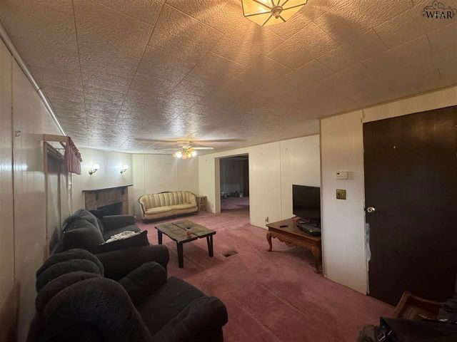 944 S WAGGONER STREET, Electra, TX 76360