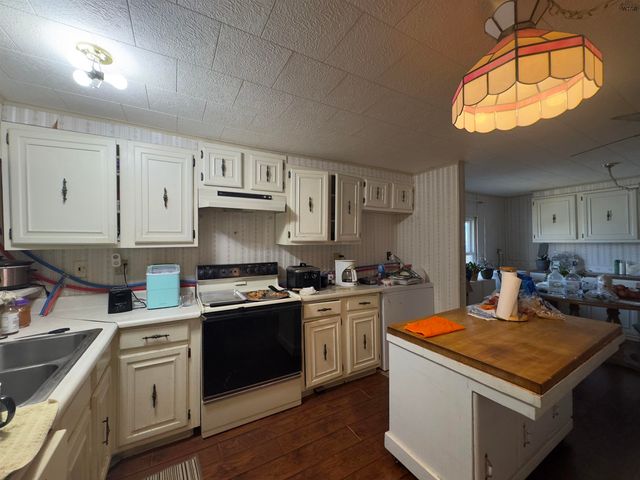 944 S WAGGONER STREET, Electra, TX 76360