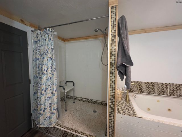 944 S WAGGONER STREET, Electra, TX 76360