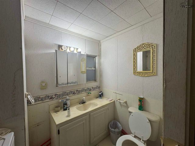 944 S WAGGONER STREET, Electra, TX 76360