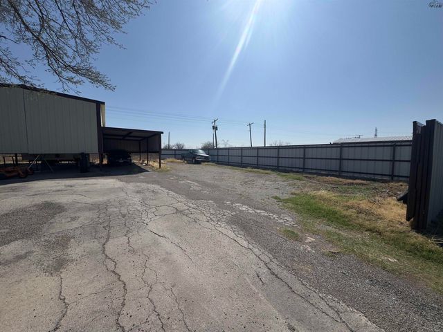 944 S WAGGONER STREET, Electra, TX 76360