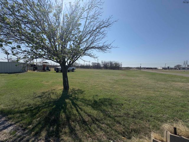 944 S WAGGONER STREET, Electra, TX 76360