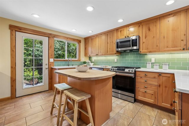11746 22nd Avenue NE, Seattle, WA 98125
