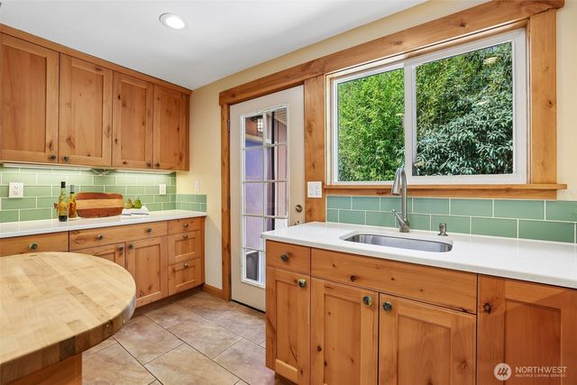 11746 22nd Avenue NE, Seattle, WA 98125