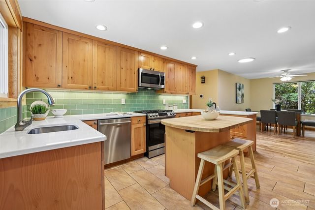 11746 22nd Avenue NE, Seattle, WA 98125