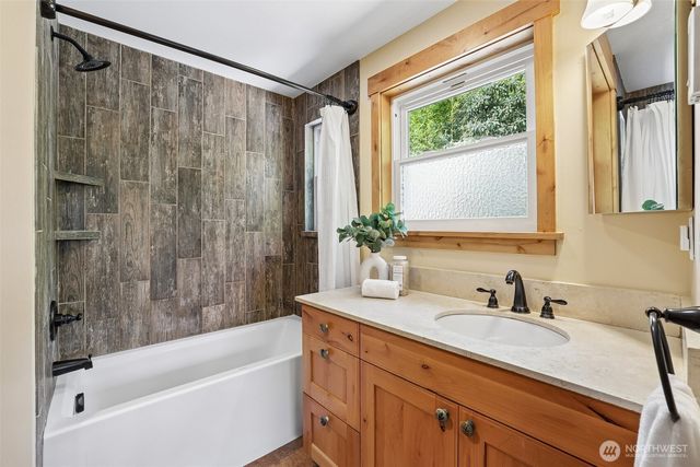 11746 22nd Avenue NE, Seattle, WA 98125