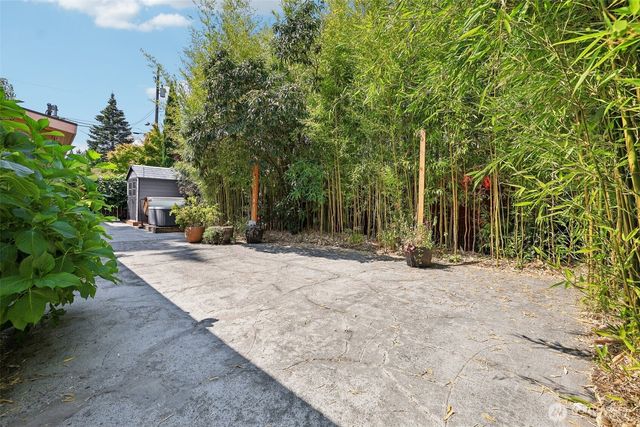 11746 22nd Avenue NE, Seattle, WA 98125