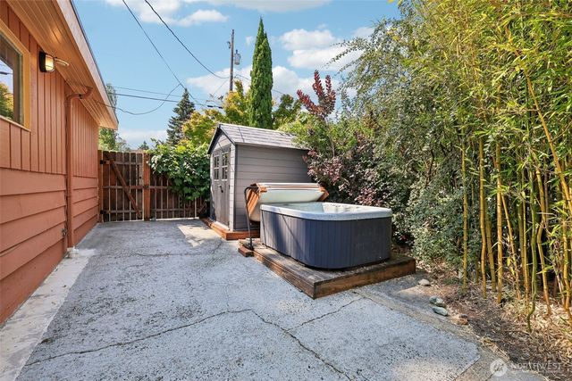 11746 22nd Avenue NE, Seattle, WA 98125