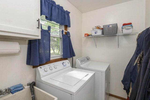 W229 Golden Lake Park CIRCLE, Oconomowoc, WI 53066