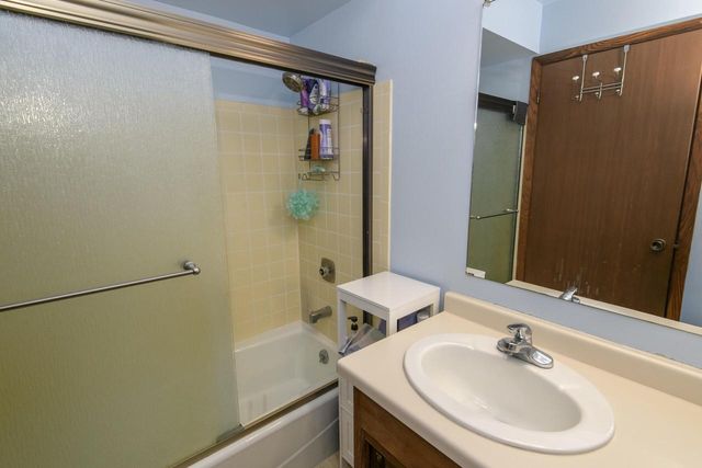 W229 Golden Lake Park CIRCLE, Oconomowoc, WI 53066