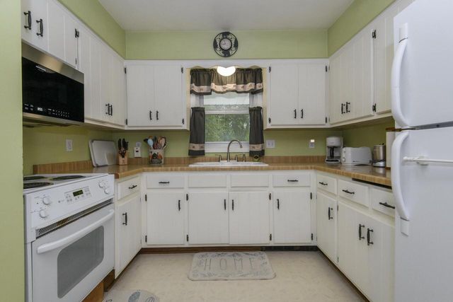 W229 Golden Lake Park CIRCLE, Oconomowoc, WI 53066