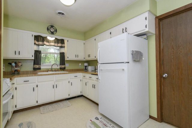 W229 Golden Lake Park CIRCLE, Oconomowoc, WI 53066