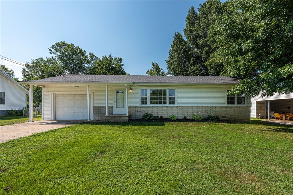 1 W Montgomery Street, Fayetteville, AR 72701
