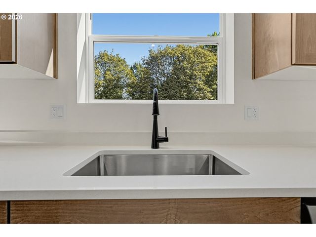1548 N YOUNG St, Lafayette, OR 97127