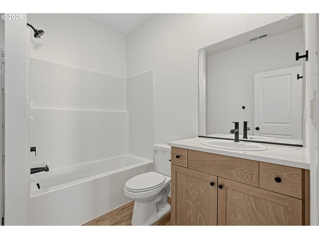 1548 N YOUNG St, Lafayette, OR 97127