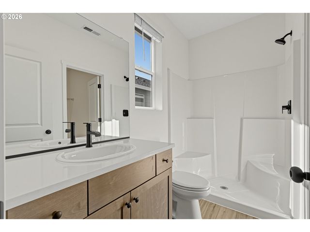 1548 N YOUNG St, Lafayette, OR 97127