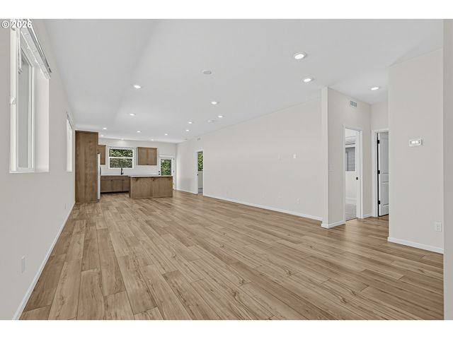 1548 N YOUNG St, Lafayette, OR 97127