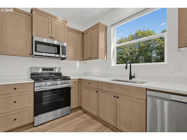 1548 N YOUNG St, Lafayette, OR 97127