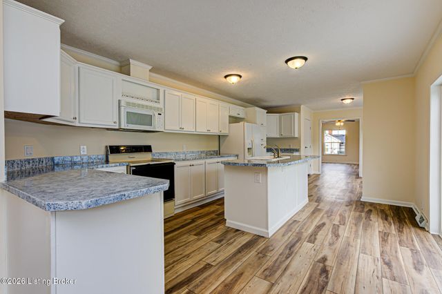 3411 Cedar Point Ln, La Grange, KY 40031