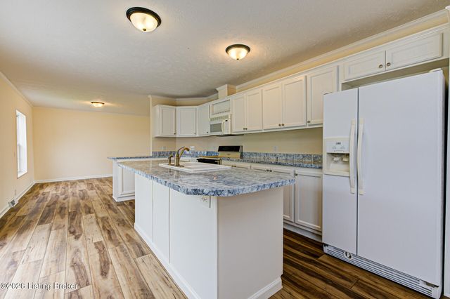 3411 Cedar Point Ln, La Grange, KY 40031