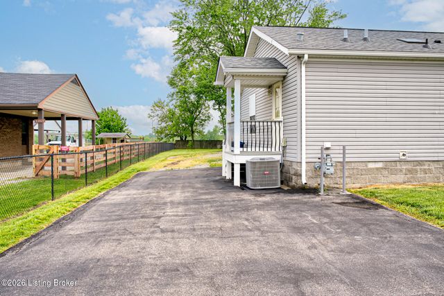 3411 Cedar Point Ln, La Grange, KY 40031