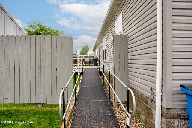 3411 Cedar Point Ln, La Grange, KY 40031