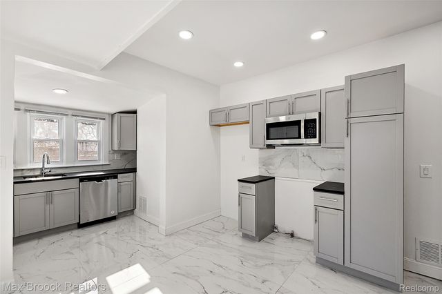 357 W Harry Avenue, Hazel Park, MI 48030