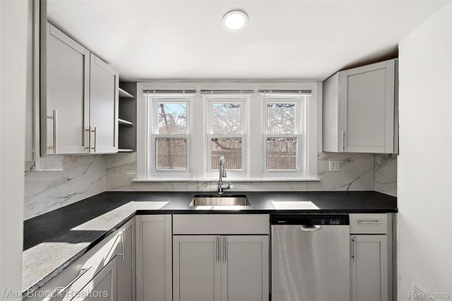 357 W Harry Avenue, Hazel Park, MI 48030