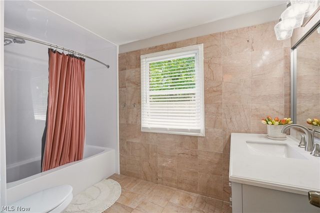 3854 Meadowbrook Boulevard, University Heights, OH 44118