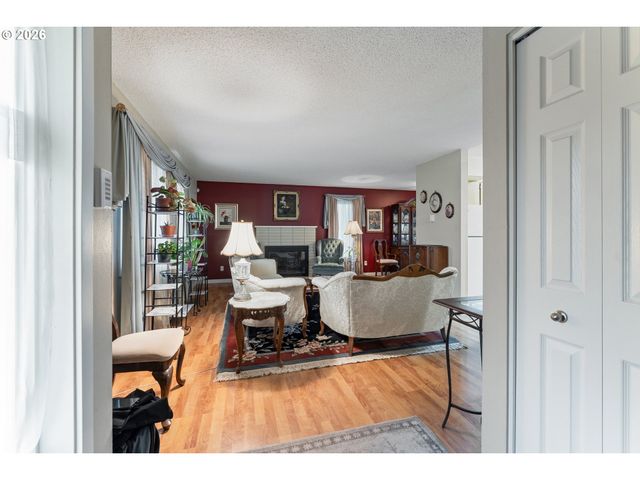 11341 Sw SPRINGWOOD Dr, Portland, OR 97223