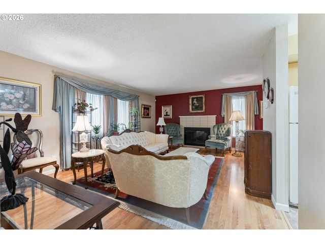 11341 Sw SPRINGWOOD Dr, Portland, OR 97223