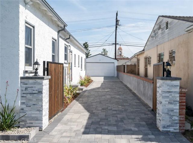 8716 S 10th Avenue, Inglewood, CA 90305