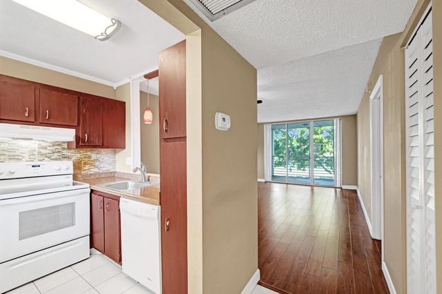 9235 Lagoon Place 308, Davie, FL 33324