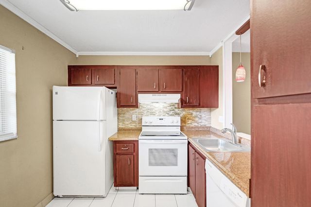 9235 Lagoon Place 308, Davie, FL 33324