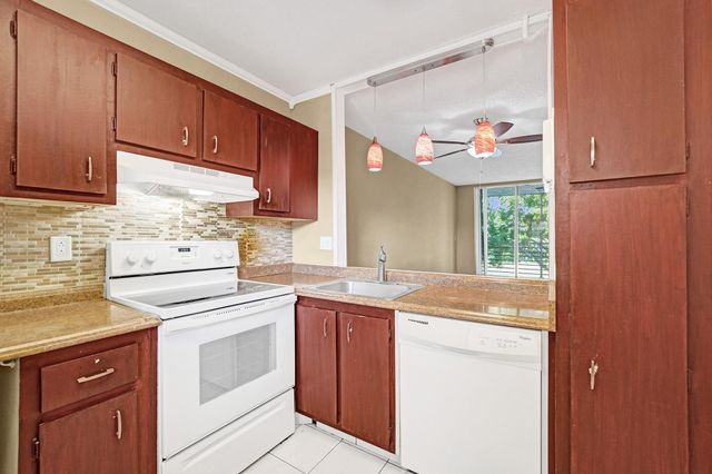 9235 Lagoon Place 308, Davie, FL 33324