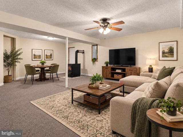 230 PARKSIDE RD, Linden, VA 22642