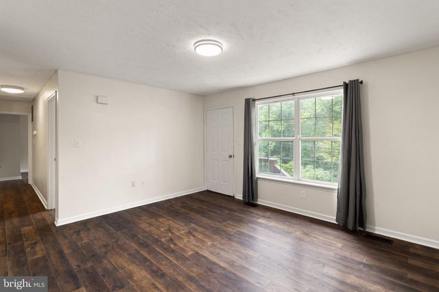 230 PARKSIDE RD, Linden, VA 22642