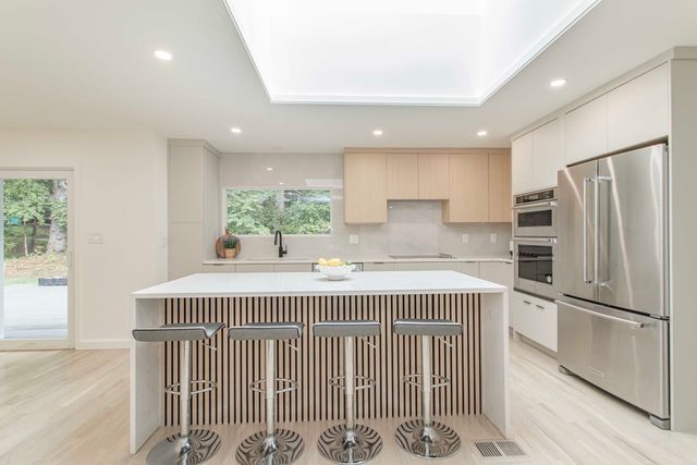 3 Tally Ho Ln, Wayland, MA 01778