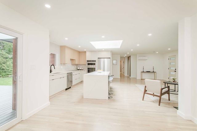 3 Tally Ho Ln, Wayland, MA 01778