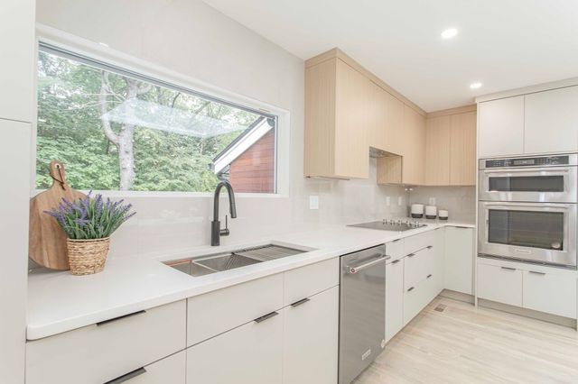 3 Tally Ho Ln, Wayland, MA 01778
