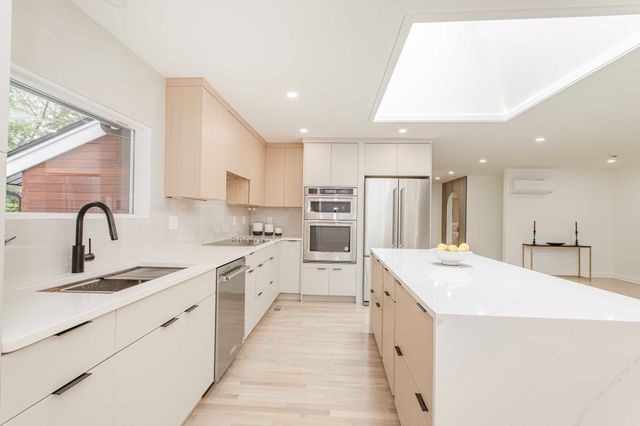 3 Tally Ho Ln, Wayland, MA 01778