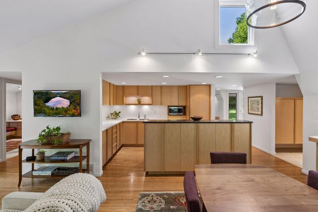 1 Chickadee Lane, North Oaks, MN 55127