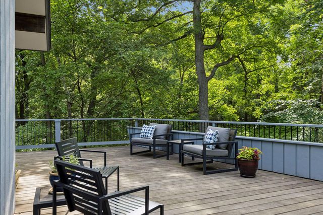 1 Chickadee Lane, North Oaks, MN 55127