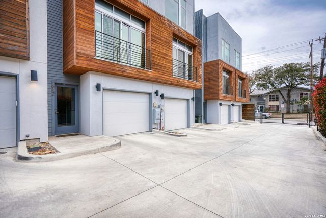 902 E Josephine, San Antonio, TX 78208