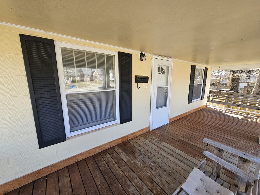 Image 3 of property listing at 1609 Isabella, Mt Vernon, IL 62864